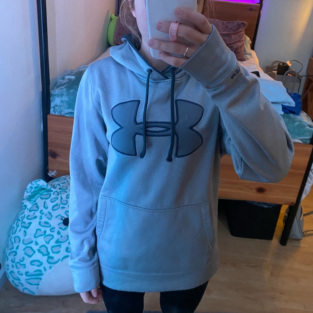 GREY UNDER ARMOR SWEAT SHIRT